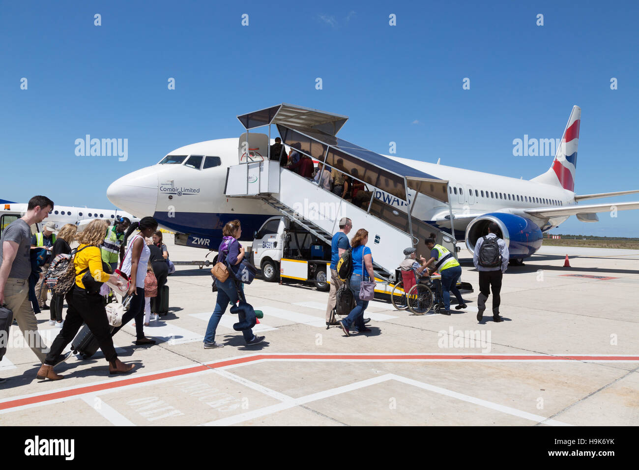 Fluggästen eine British Airways Flugzeug, internationalen Flughafen Port Elizabeth, Port Elizabeth, Südafrika Stockfoto
