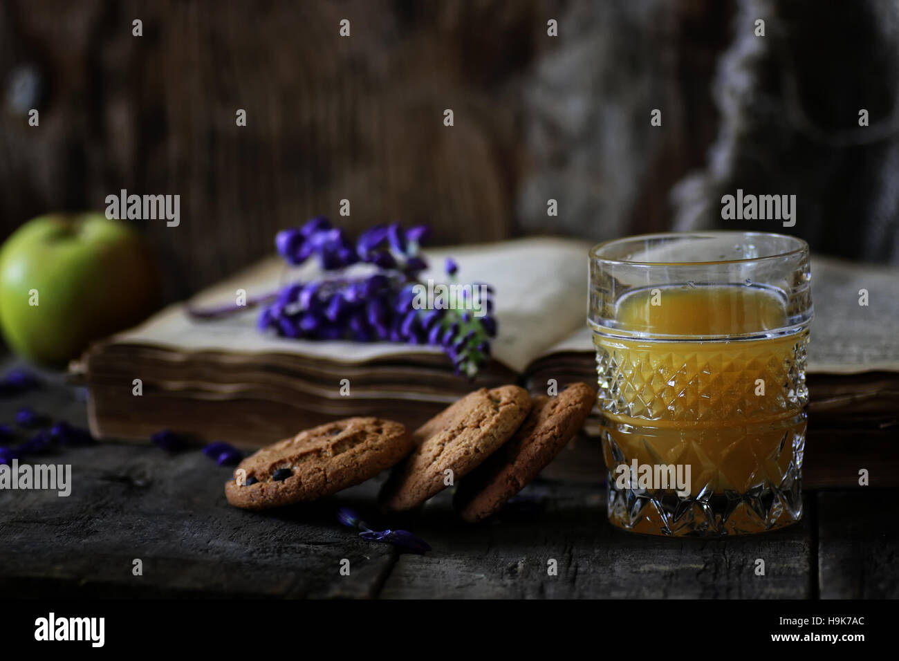 Retro-Buch und ein Glas Orangensaft morgens Stockfoto