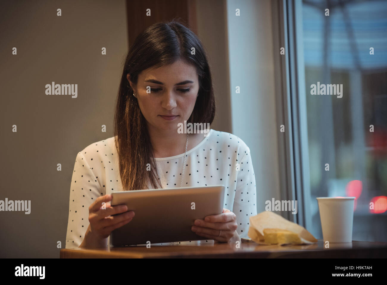 Geschäftsfrau mit digital-Tablette im café Stockfoto
