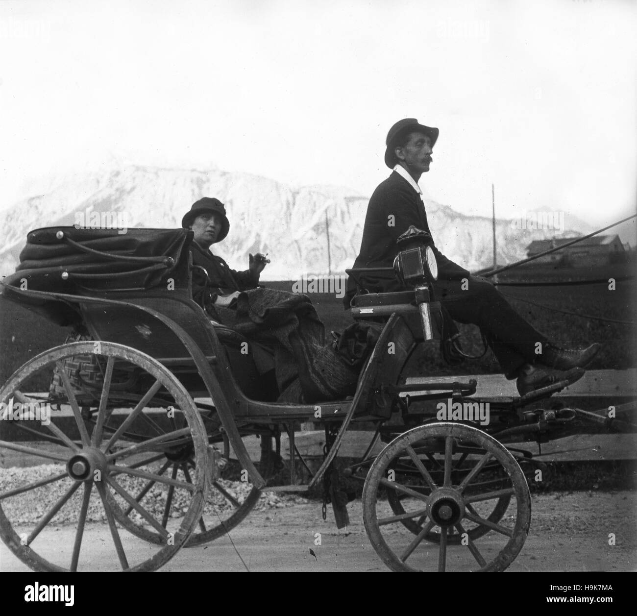 Frau-Touristen, die Reisen mit Pferd und Wagen am Tofana in den Dolomiten in Norditalien 1924 Stockfoto