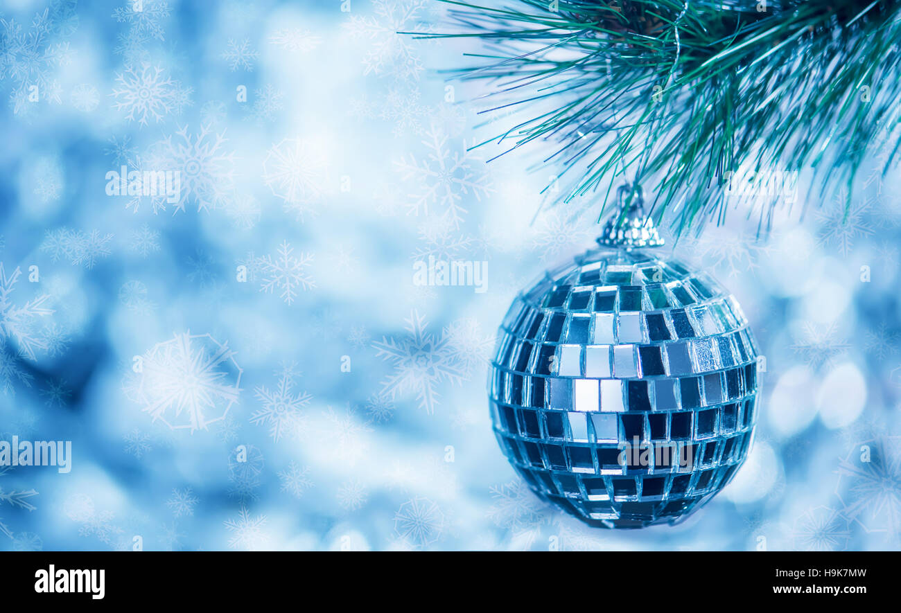 Weihnachtsspielzeug auf einem Zweig der Fichte blauem Hintergrund Stockfoto