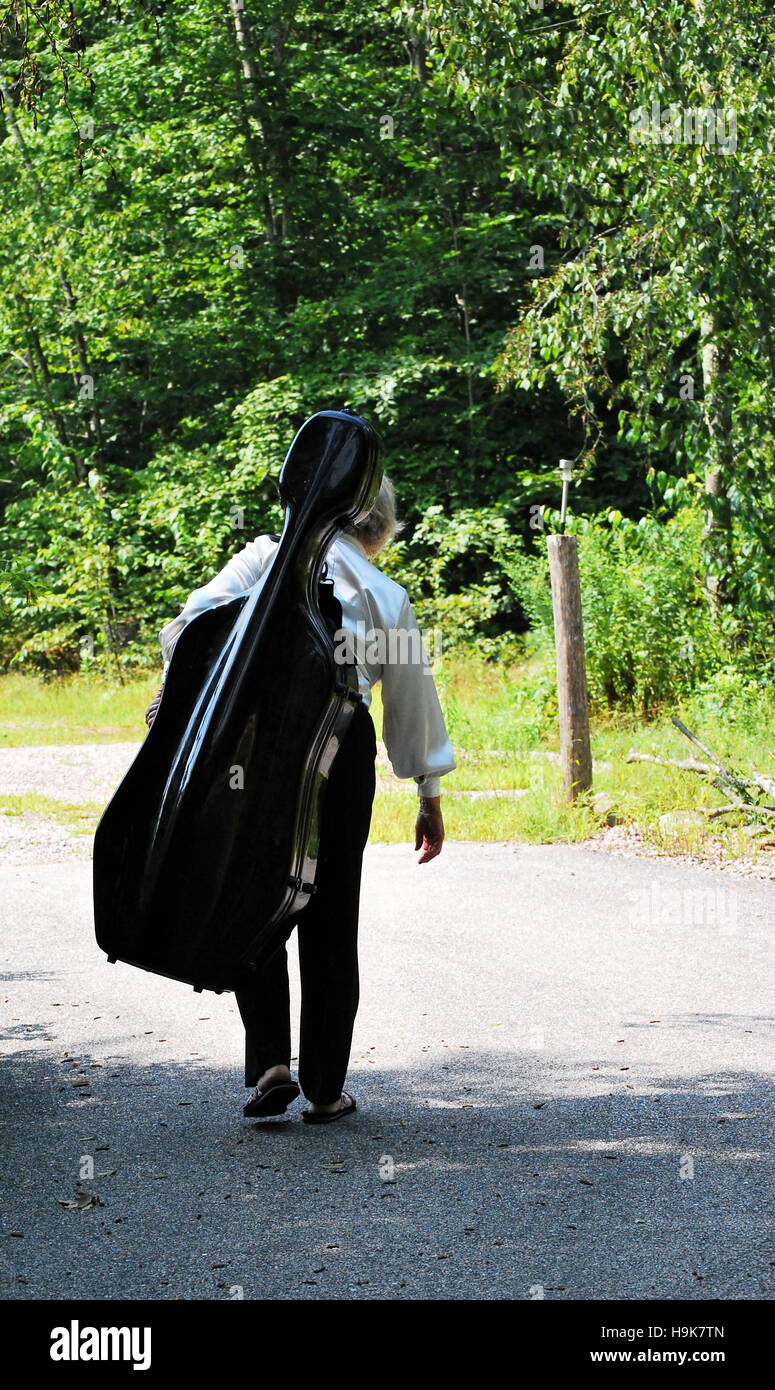 Weibliche Cellist zu Fuß nach Hause. Stockfoto