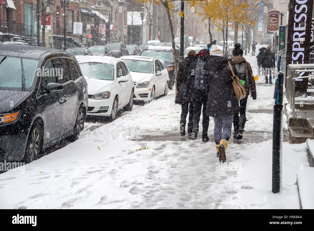 Montreal, CA - 21. November 2016: erste Schnee der Saison trifft die Stadt. Fußgänger im Geschaeftsviertel. Stockfoto
