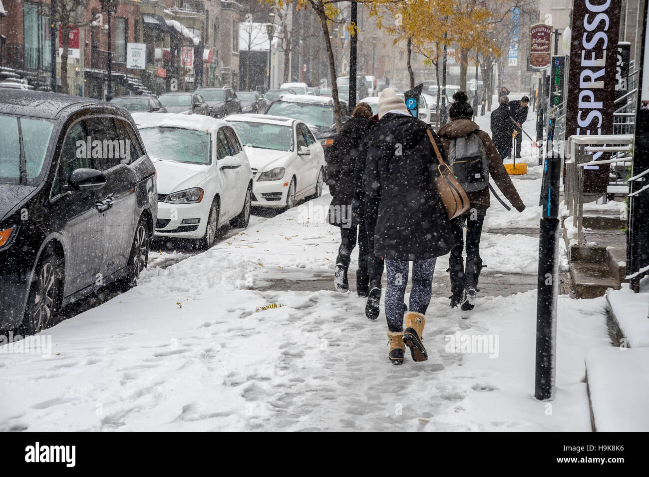 Montreal, CA - 21. November 2016: erste Schnee der Saison trifft die Stadt. Fußgänger in Downtown District, Crescent street Stockfoto