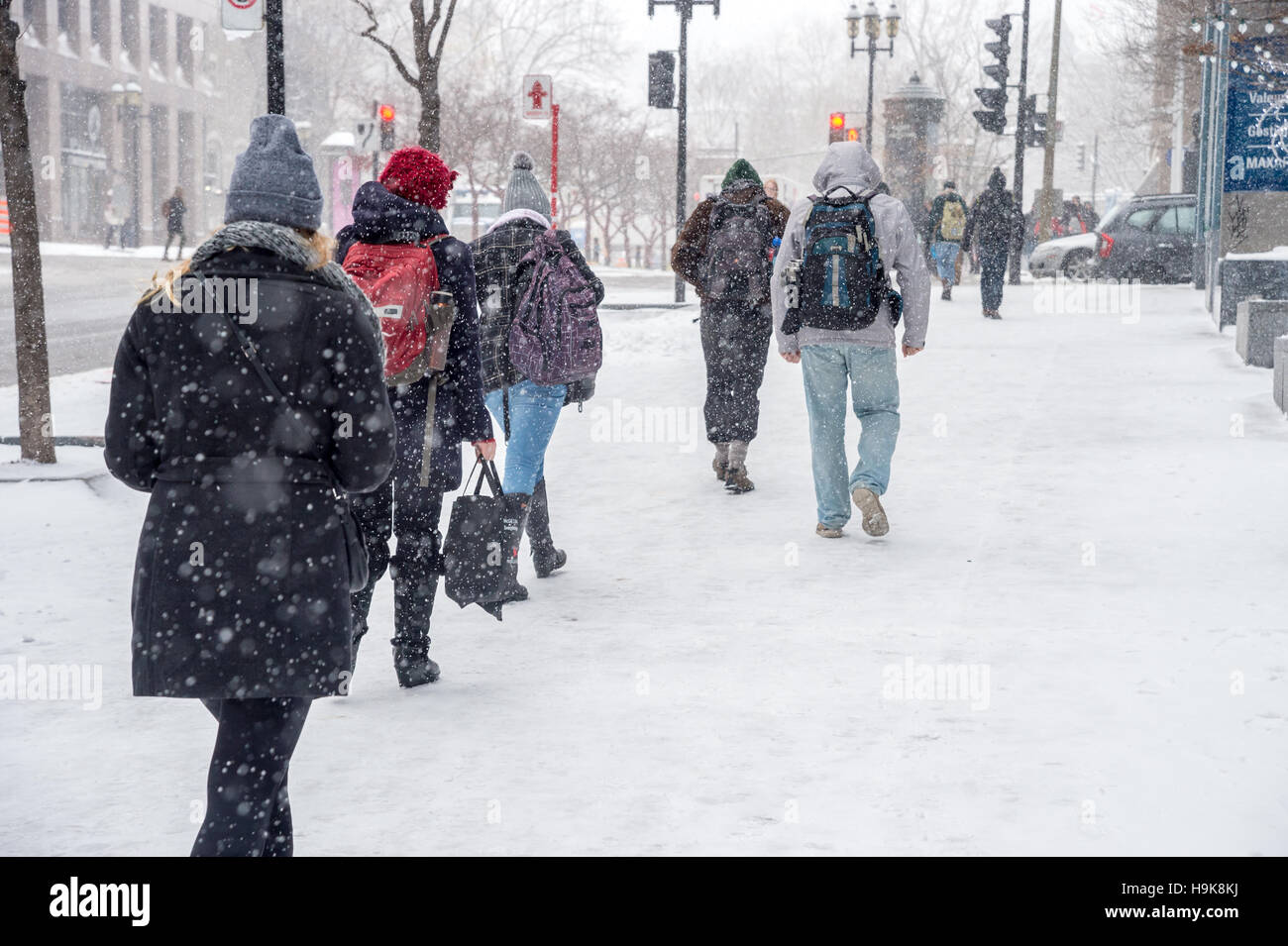 Montreal, CA - 21. November 2016: erste Schnee der Saison trifft die Stadt. Fußgänger an der McGill College Avenue. Stockfoto