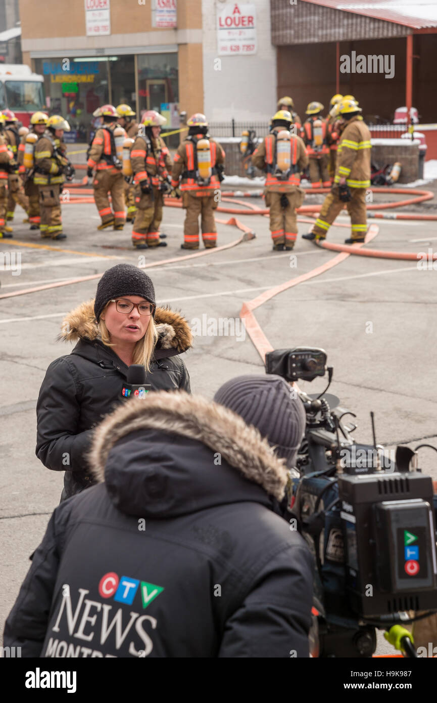 Montreal, CA - 23. November 2016: CTV News Reporter Annie Demelt am Tatort Deckungsfeuer 'Cafe Amusement 68' Gebäude, 3464 Park Avenue. Stockfoto
