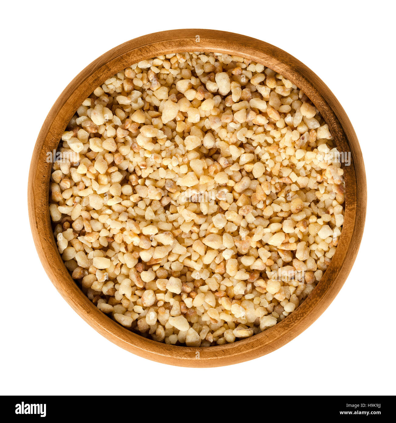 Haselnuss spröde in Holzschale, auch genannt Krokant. Braun Konfektion von gebrochenen hart karamellisierten Zucker Süßigkeiten. Stockfoto