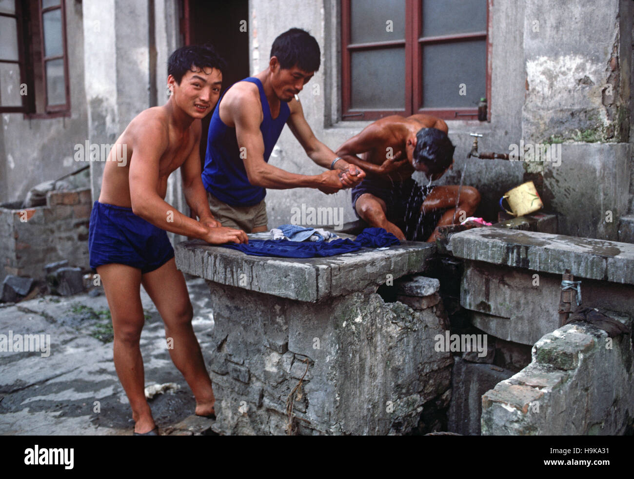 Männer draußen Baden und waschen, Hangzhou, Zhejiang Province, China Stockfoto