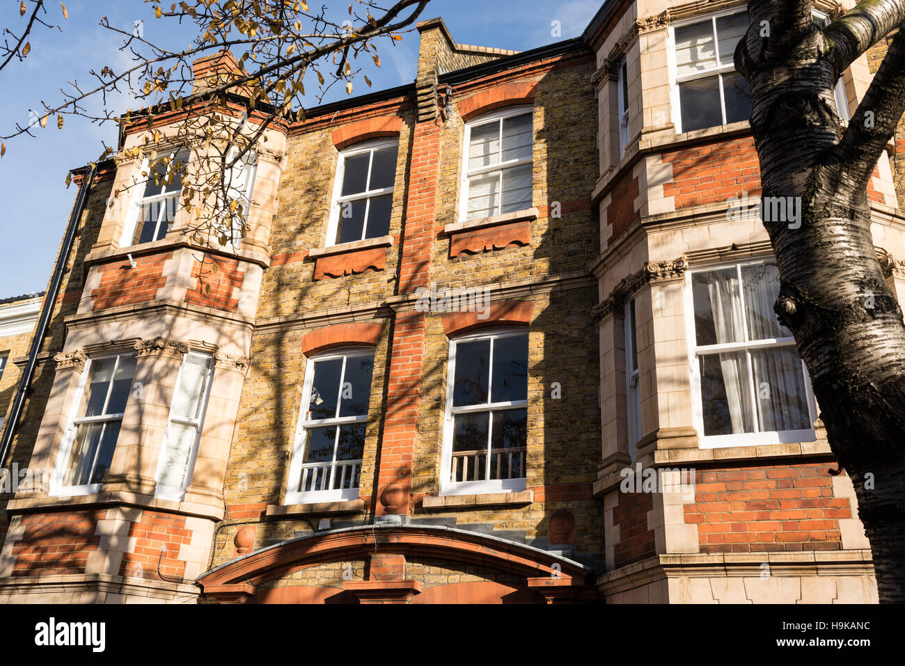 Fassade des eine traditionelle britische viktorianischen Mietskasernen flachen Ziegeln erbaute Stockfoto