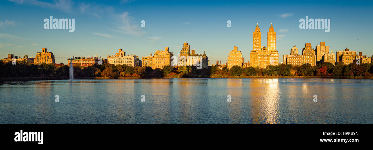 Sonnenaufgang auf der Upper West Side mit Blick von Jacqueline Kennedy Onassis Reservoir und dem Central Park im Herbst. New York City Stockfoto