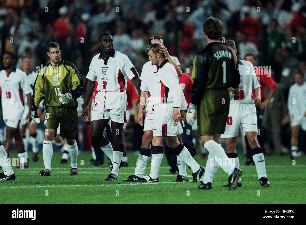 BATTY getröstet durch TEAM MATES ENGLAND V Argentinien 30. Juni 1998 Stockfoto