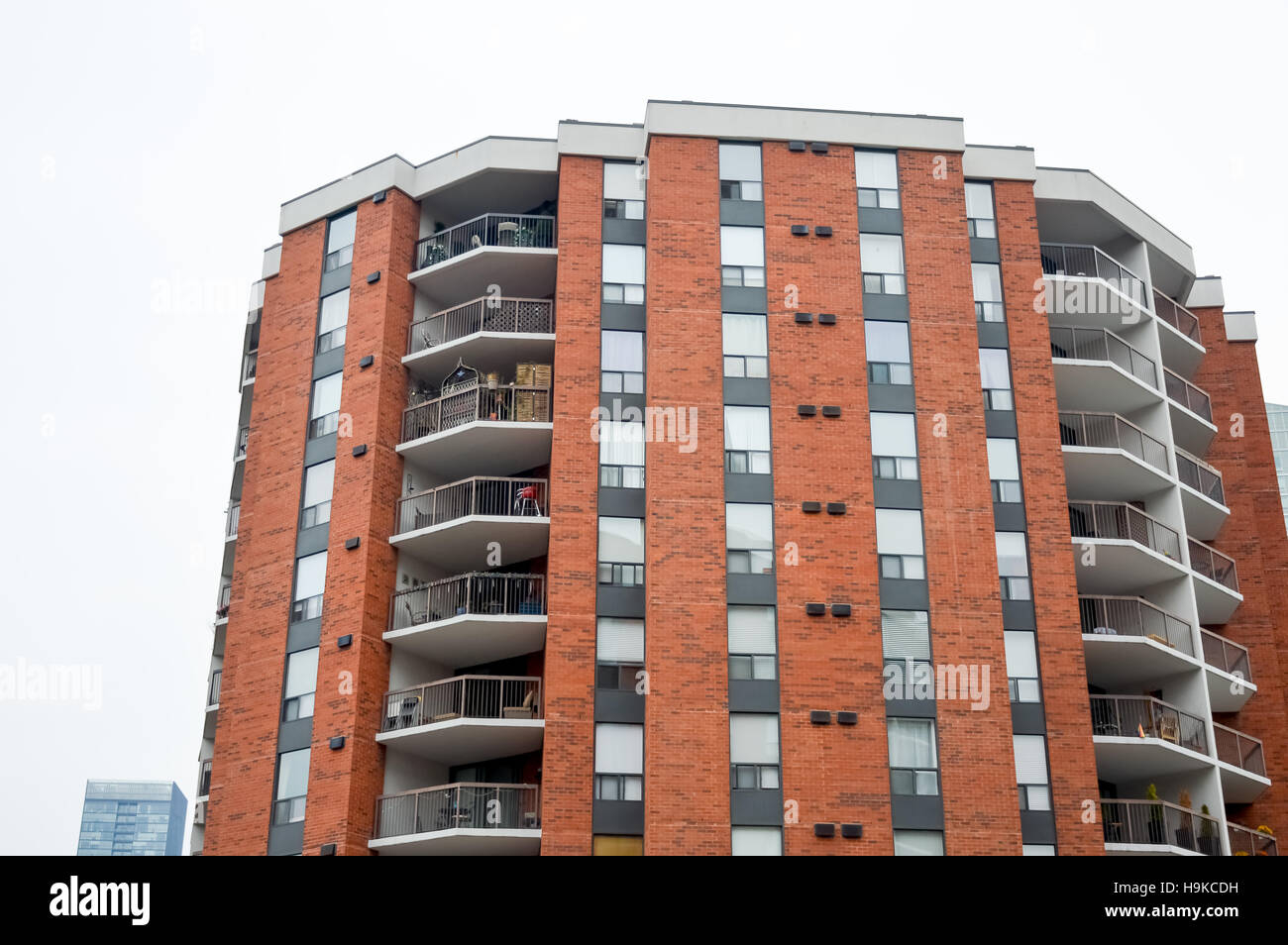 Wohnhaus mit Balkon in der Innenstadt von Toronto Ontario Kanada. Stockfoto