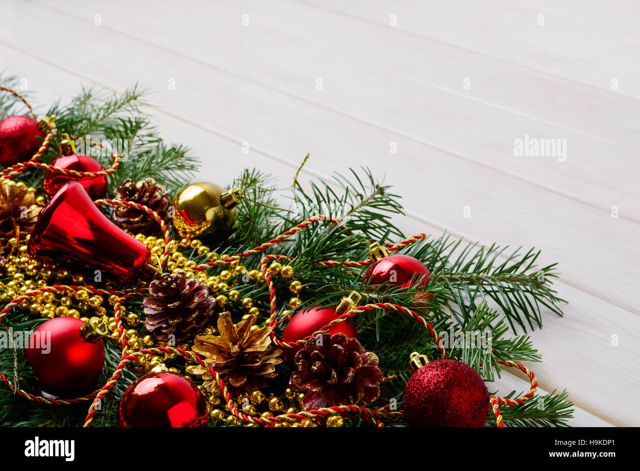 Weihnachten Hintergrund mit goldenen Perlen und roten Ornamenten, Textfreiraum. Weihnachten dekoriert Hintergrund. Stockfoto