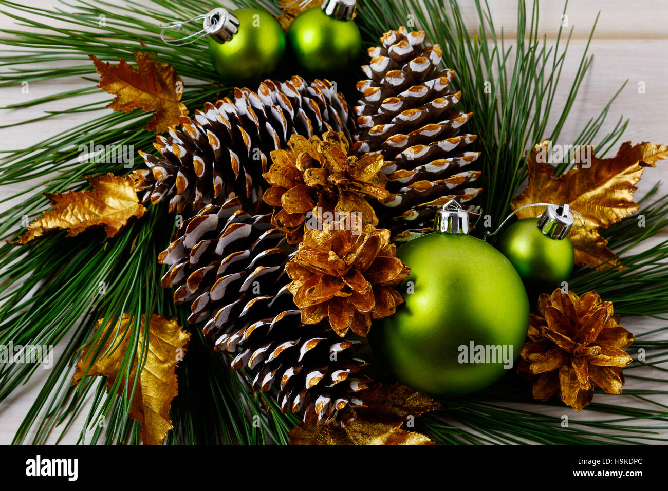 Weihnachten goldene Tannenzapfen dekoriert Kranz. Weihnachts-Dekoration mit goldenen Dekor. Weihnachten Gruß Hintergrund. Stockfoto
