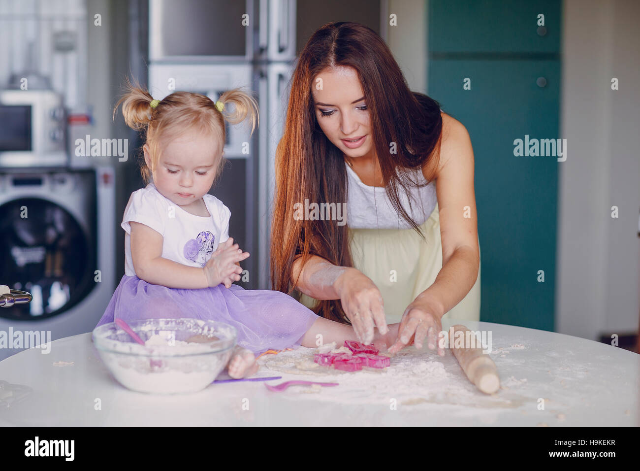 Mutter und Tochter in der Küche Stockfoto