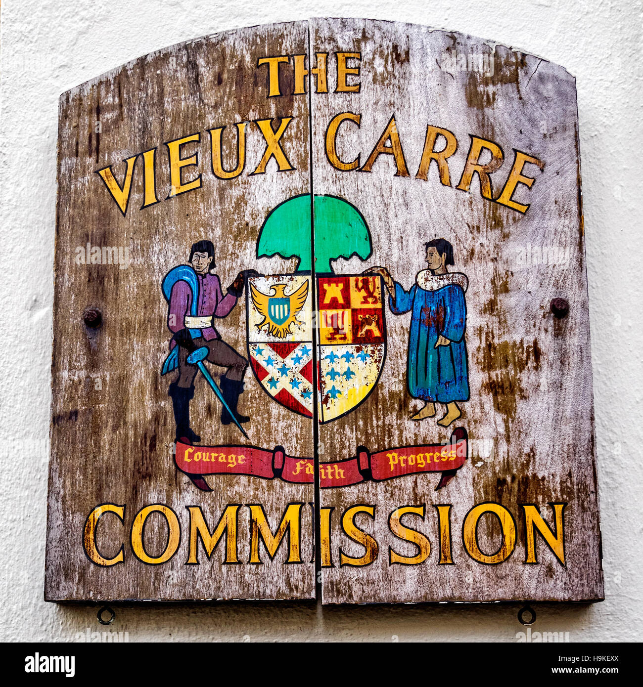 Dieses Zeichen der Vieux Carre Kommission ist bei der 8. Bezirk Polizeistation im French Quarter. Stockfoto