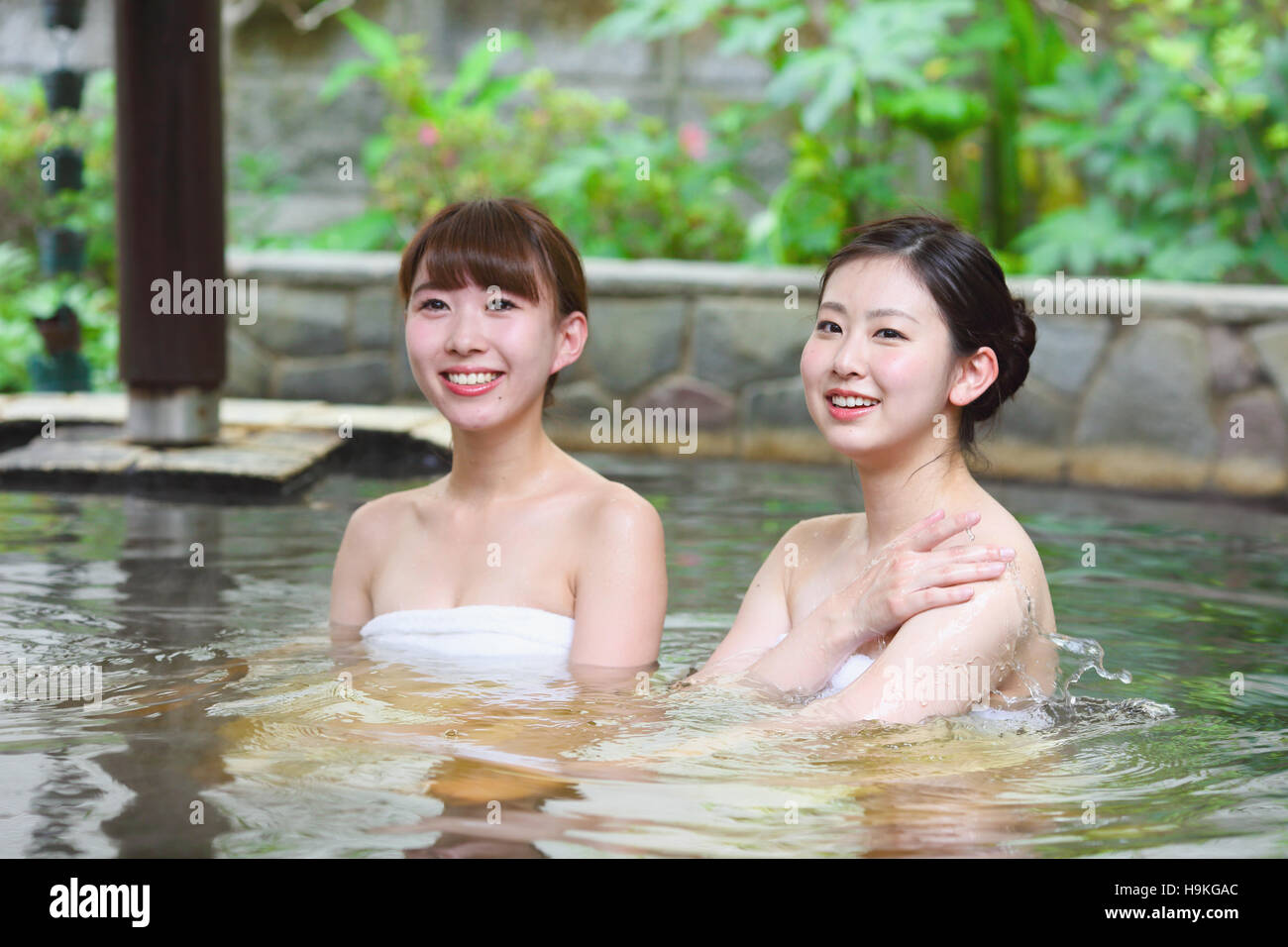 Junge Japanische Frauen Baden Am Traditionellen Onsen Heißer Frühling