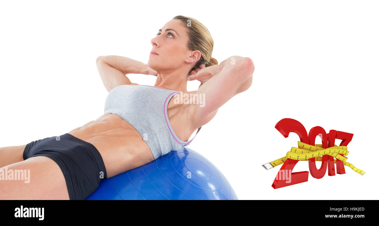 Zusammengesetztes 3D-Bild Fit Frau tun Sit Ups auf blau Gymnastikball Stockfoto