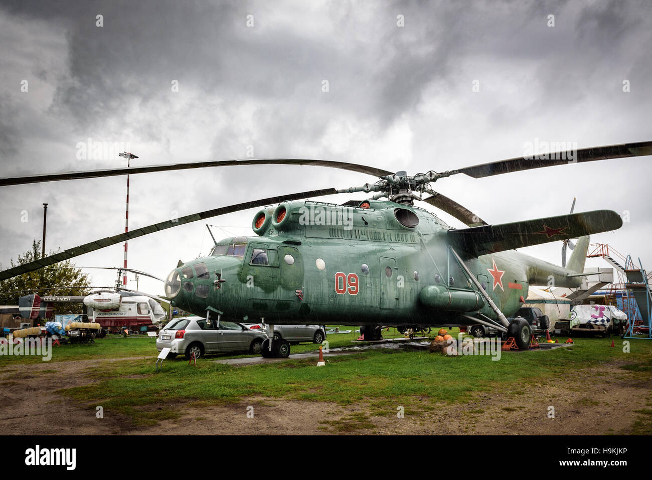 Mil Mi-6 (NATO-Codename Haken) ein sowjetischen schweren Transport Hubschrauber im Luftfahrtmuseum von Riga, Lettland Stockfoto