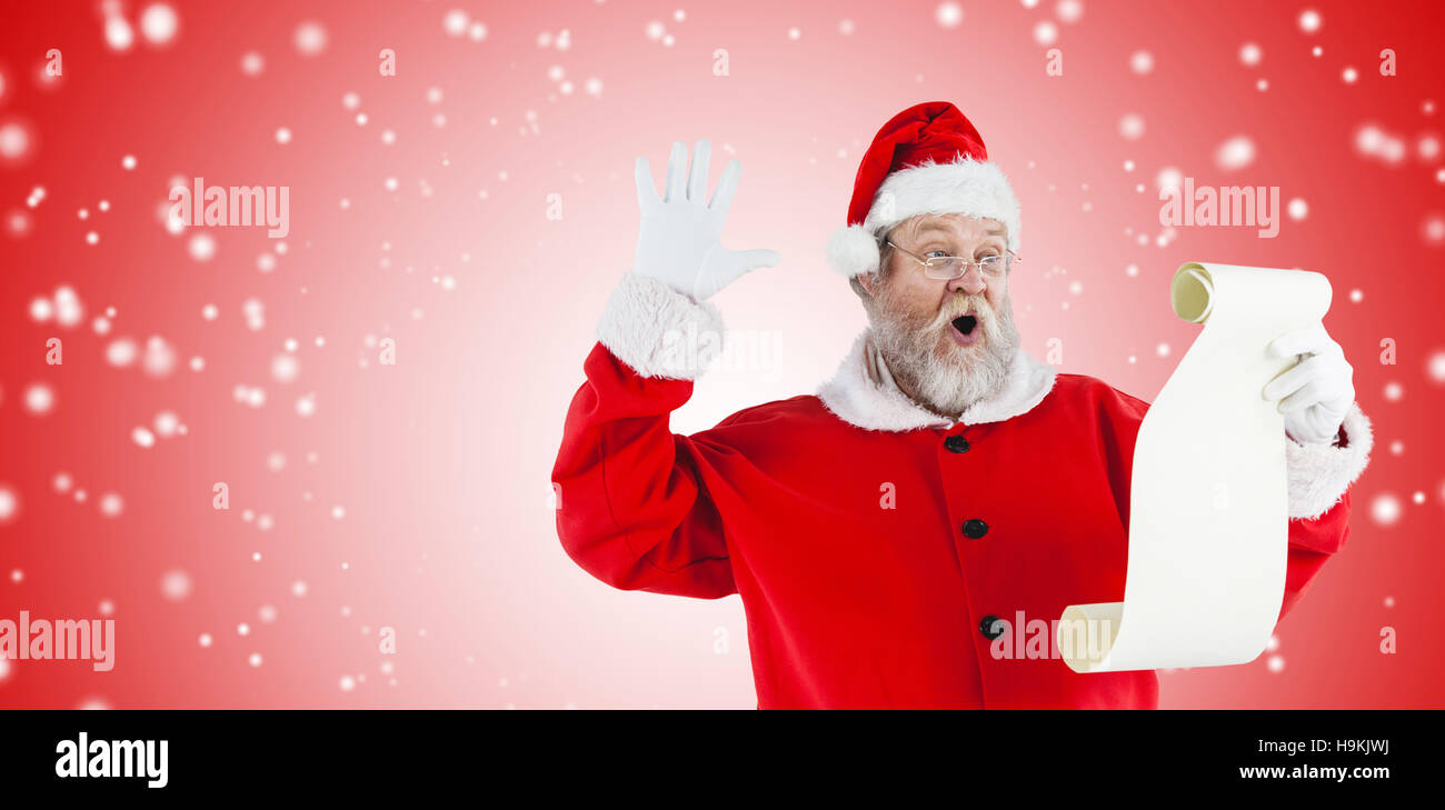 Zusammengesetztes Bild überrascht Weihnachtsmann so dass Gesicht beim Lesen scroll Stockfoto