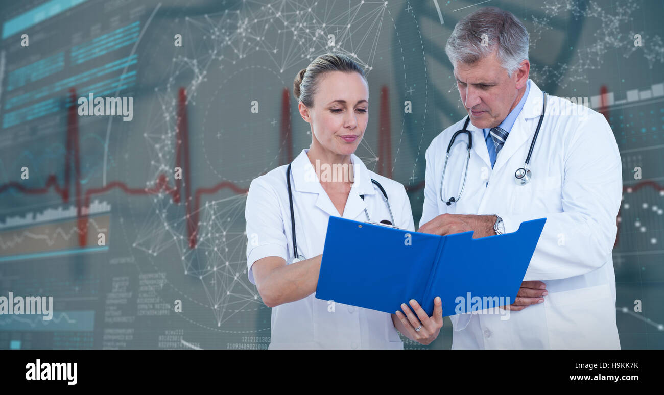 Zusammengesetztes 3D-Bild von männlichen und weiblichen Ärzten diskutieren über Noten Stockfoto
