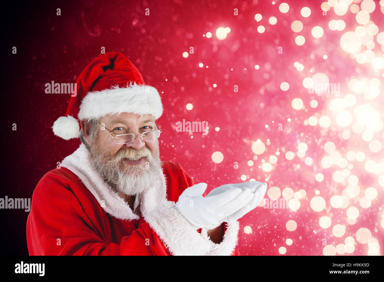 Zusammengesetztes Bild des Weihnachtsmannes mit Haende Stockfoto