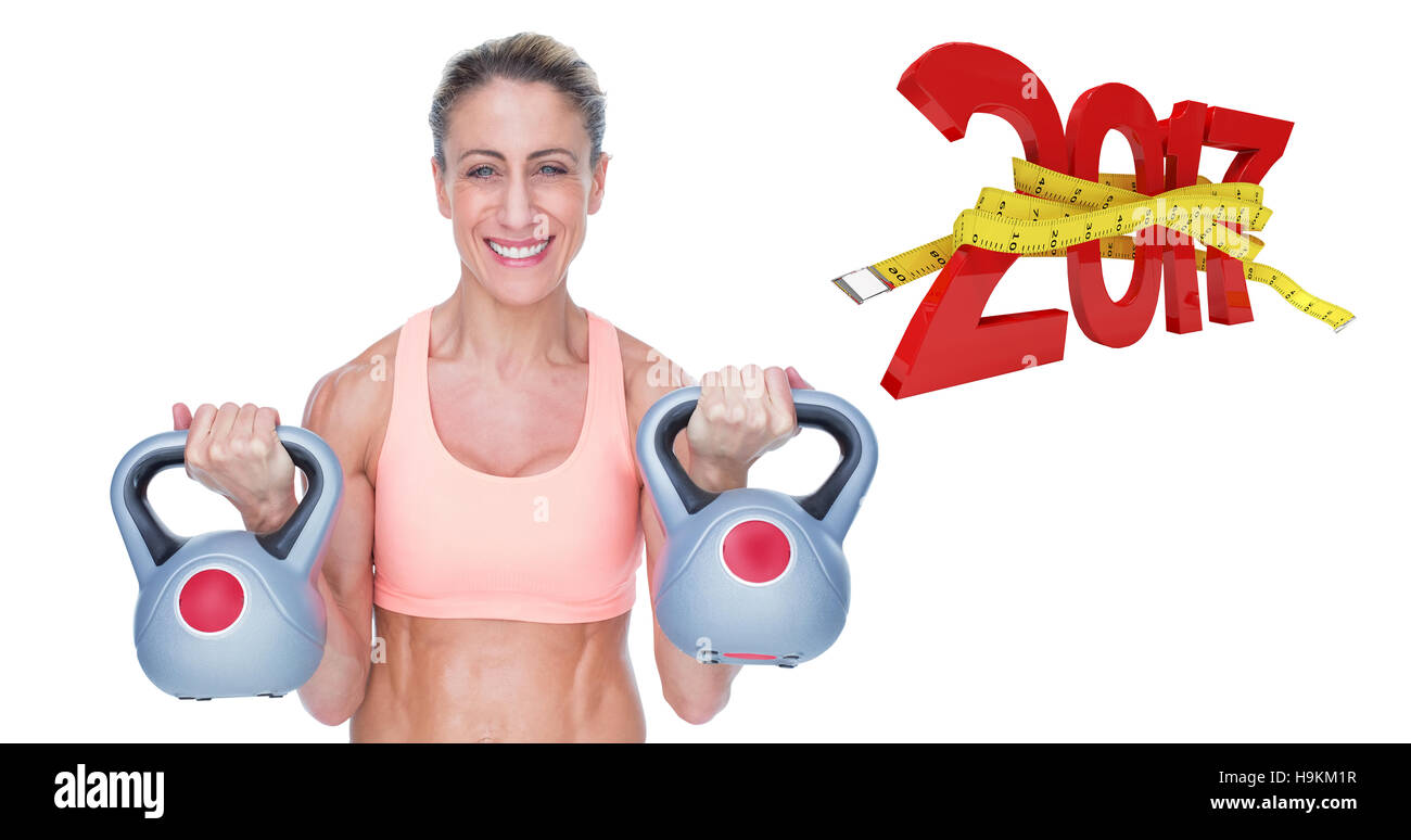 Zusammengesetztes 3D-Bild des Lächelns weibliche Crossfitter heben kettlebells Stockfoto