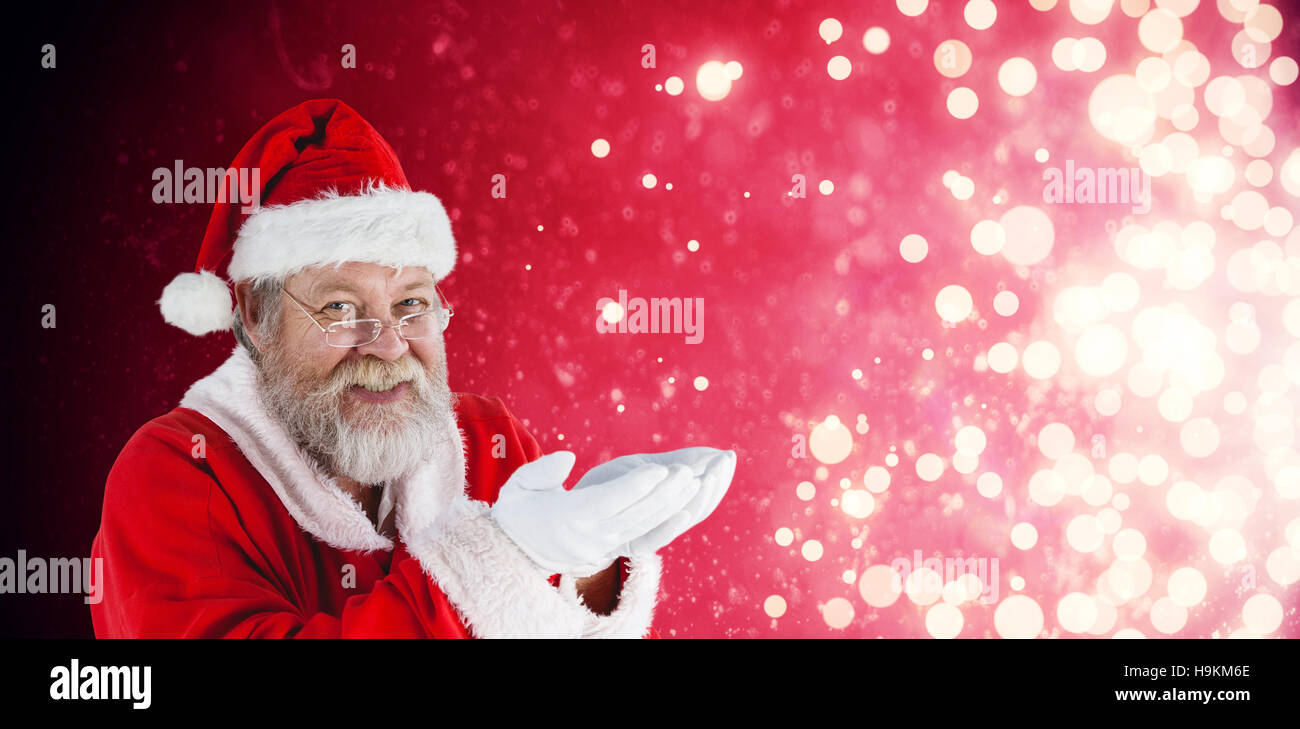 Zusammengesetztes Bild des Weihnachtsmannes mit Haende Stockfoto