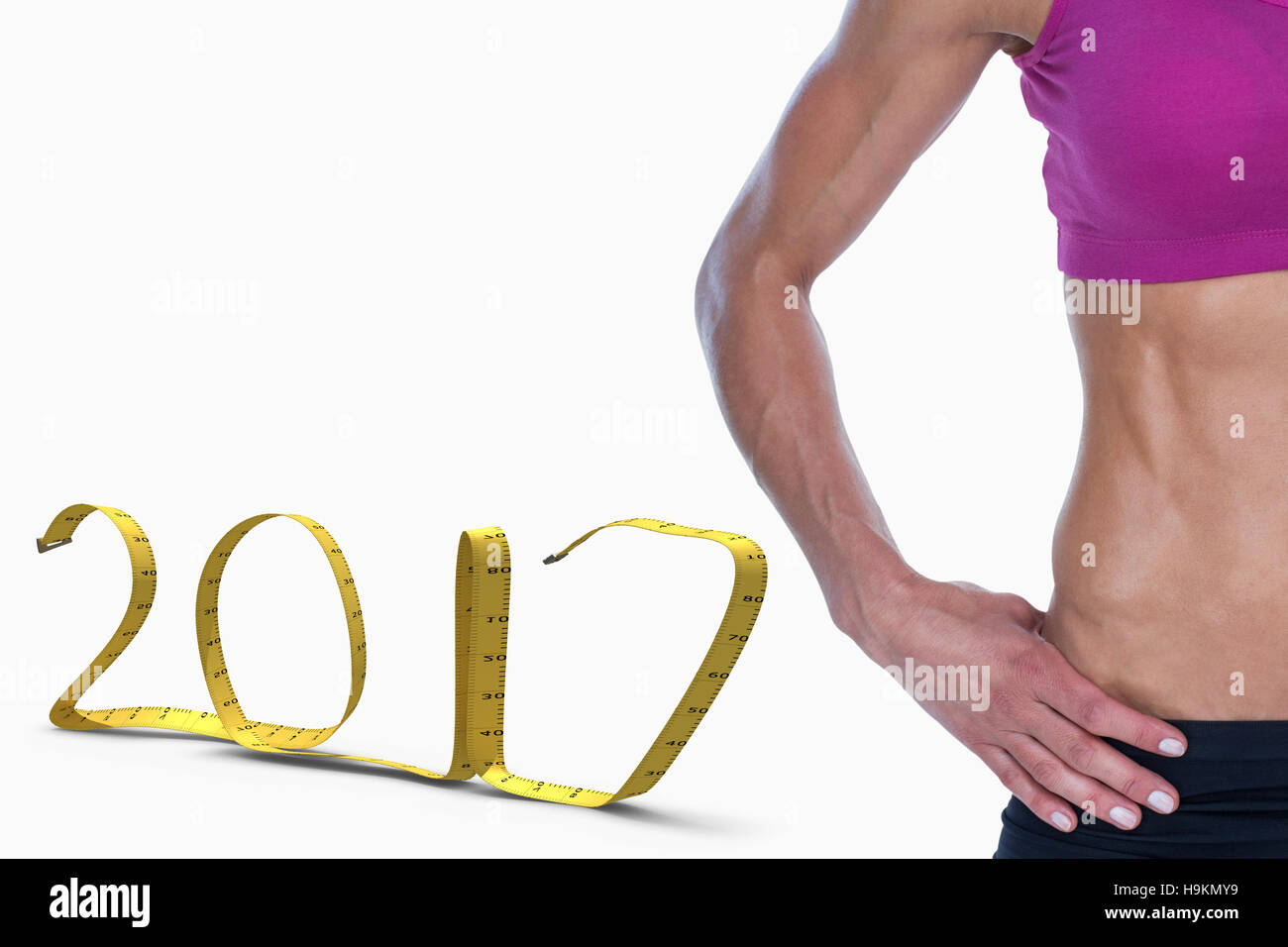Zusammengesetztes 3D-Bild der Bodybuilderin posiert mit Händen auf den Hüften Mittelteil Stockfoto