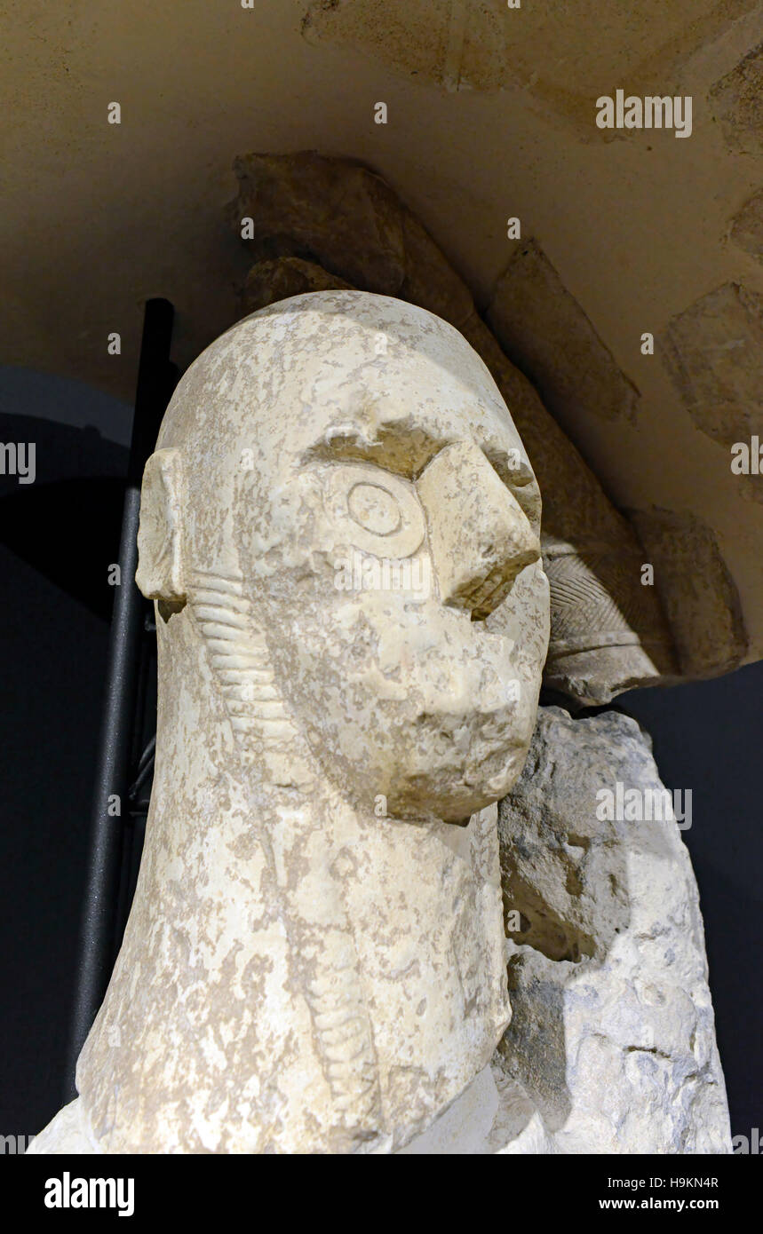 Riesige Statuen von Monte Prama, Cabras civic archäologische Museum "Giovanni Marongiu', Cabras, Sardinien, Italien, Europa Stockfoto