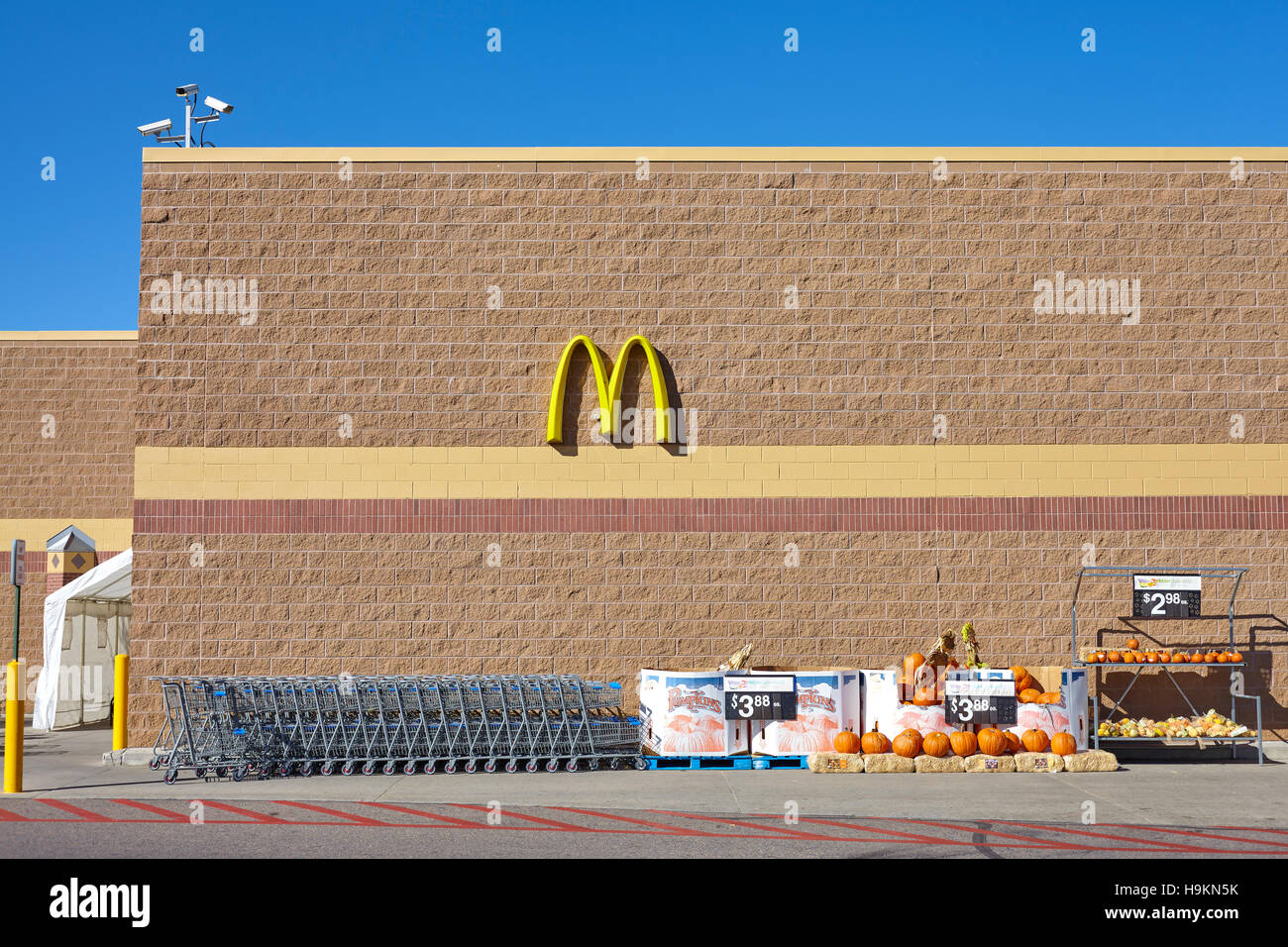 Denver, USA - 16. Oktober 2016: Walmart Speicher außen mit McDonald's-Logo und dekorative Kürbisse Halloween Verkauf. Stockfoto