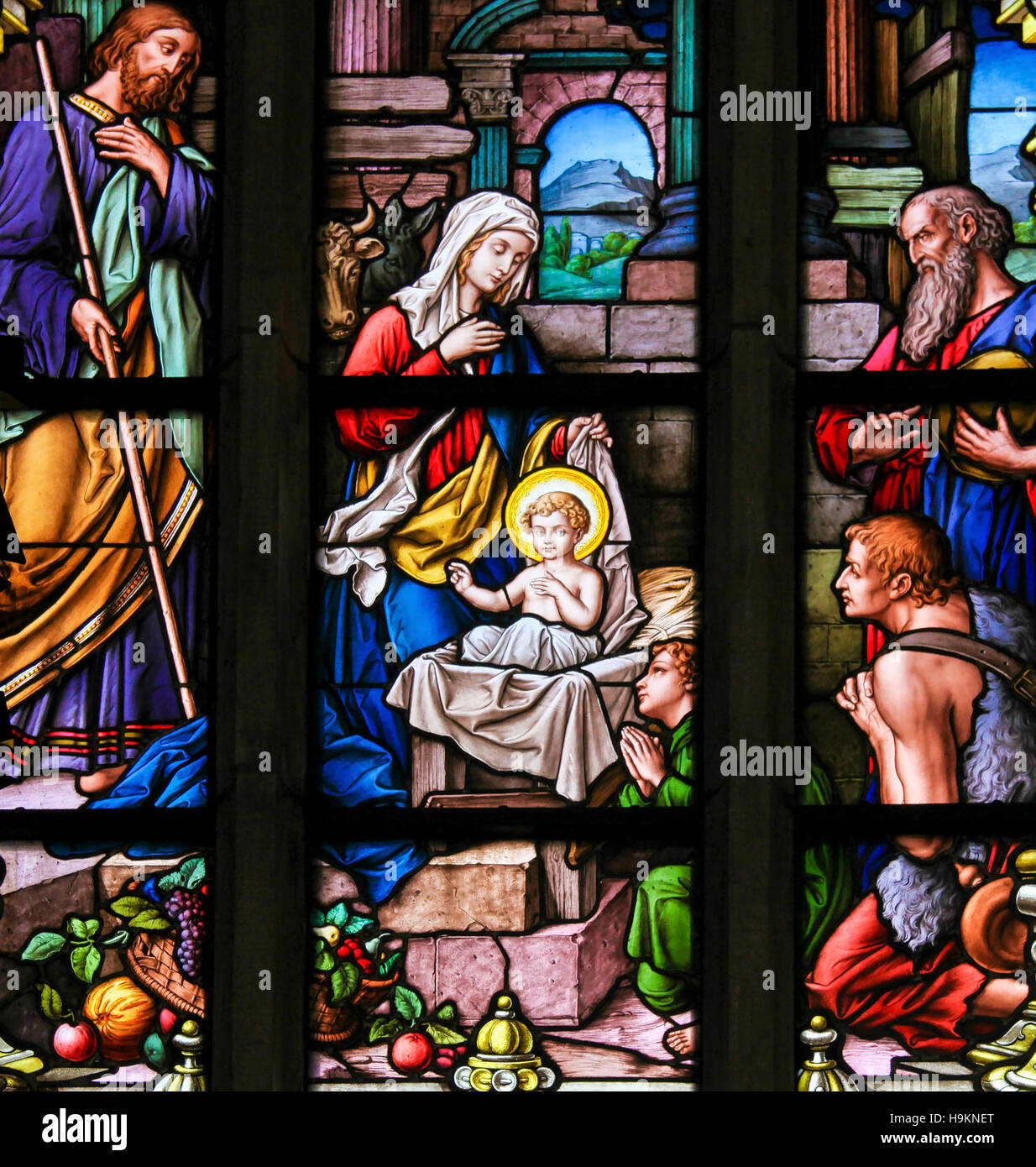 Krippe zu Weihnachten, Glasfenster im St. James Kirche von Stockholm, Schweden. Stockfoto