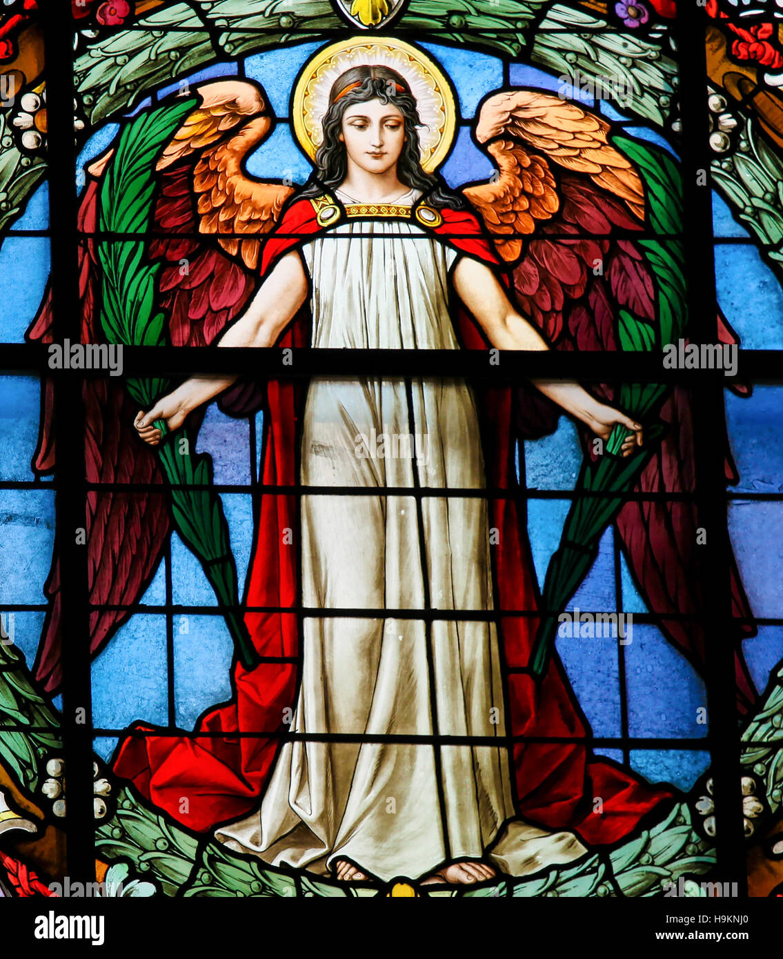 Engel mit Flügeln - Glasfenster in der deutschen Kirche von Stockholm, Schweden Stockfoto