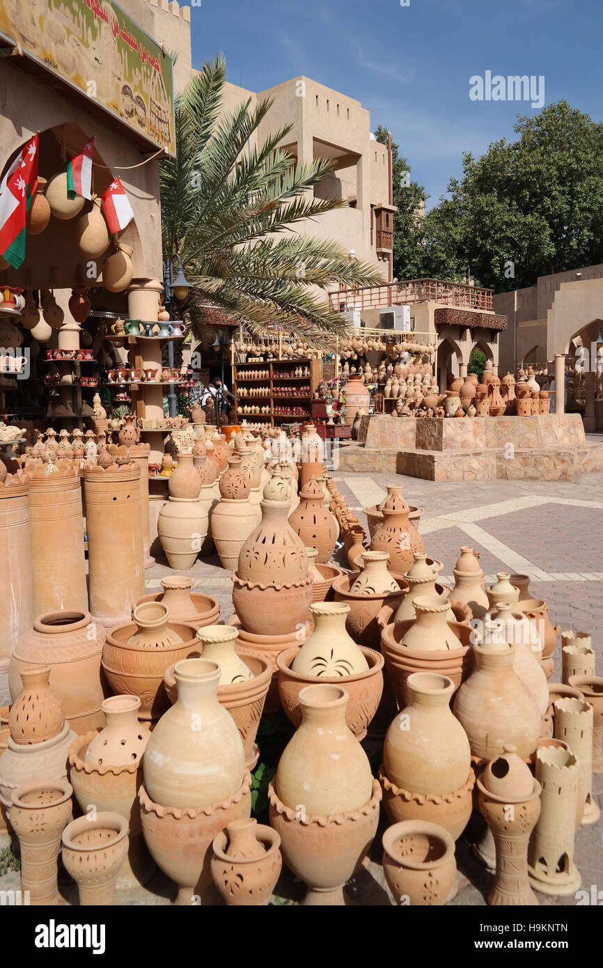 Traditionelle Keramik zum Verkauf in Nizwa Souk, Oman Stockfoto