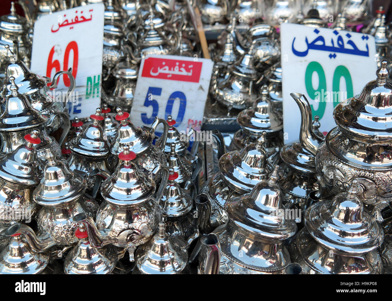 Silber Teekannen für Verkauf in Rabat Souk, Marokko Stockfoto