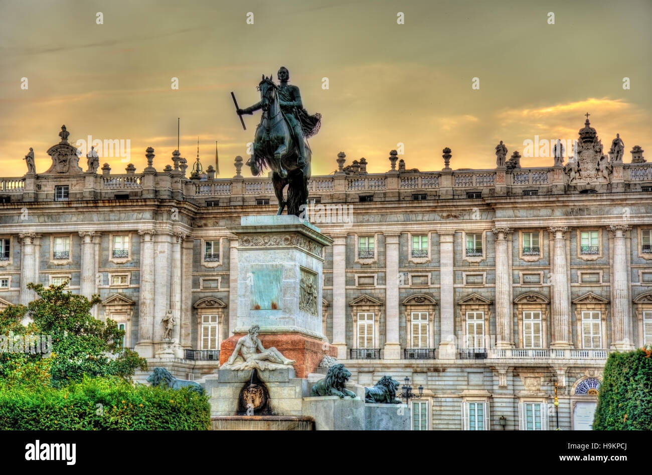 Denkmal für Philipp IV. vor dem königlichen Palast - Madrid, Spanien Stockfoto