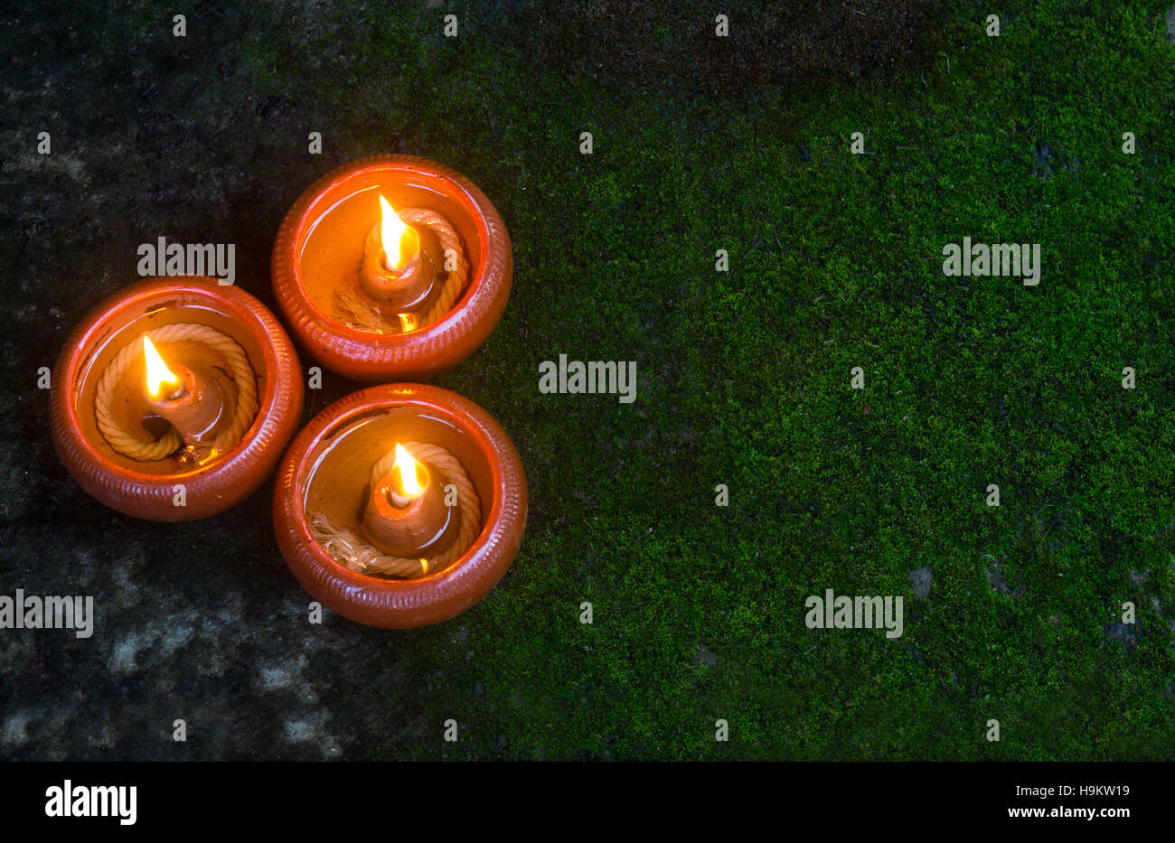 Orange Kerzen warmes Licht im Dunkeln Stockfoto