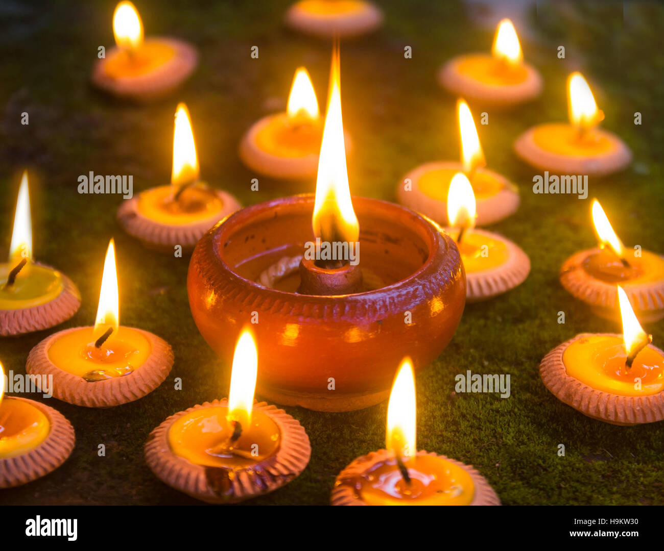 Orange Kerzen warmes Licht im Dunkeln Stockfoto