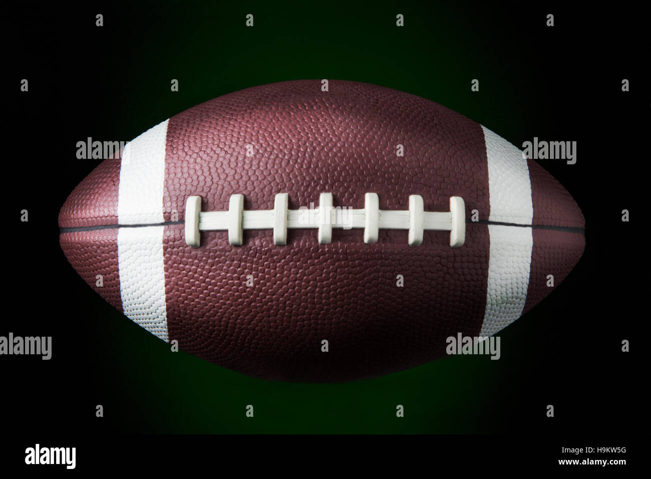 Porträt eines american-Football-Balls in dunklem Hintergrund Stockfoto