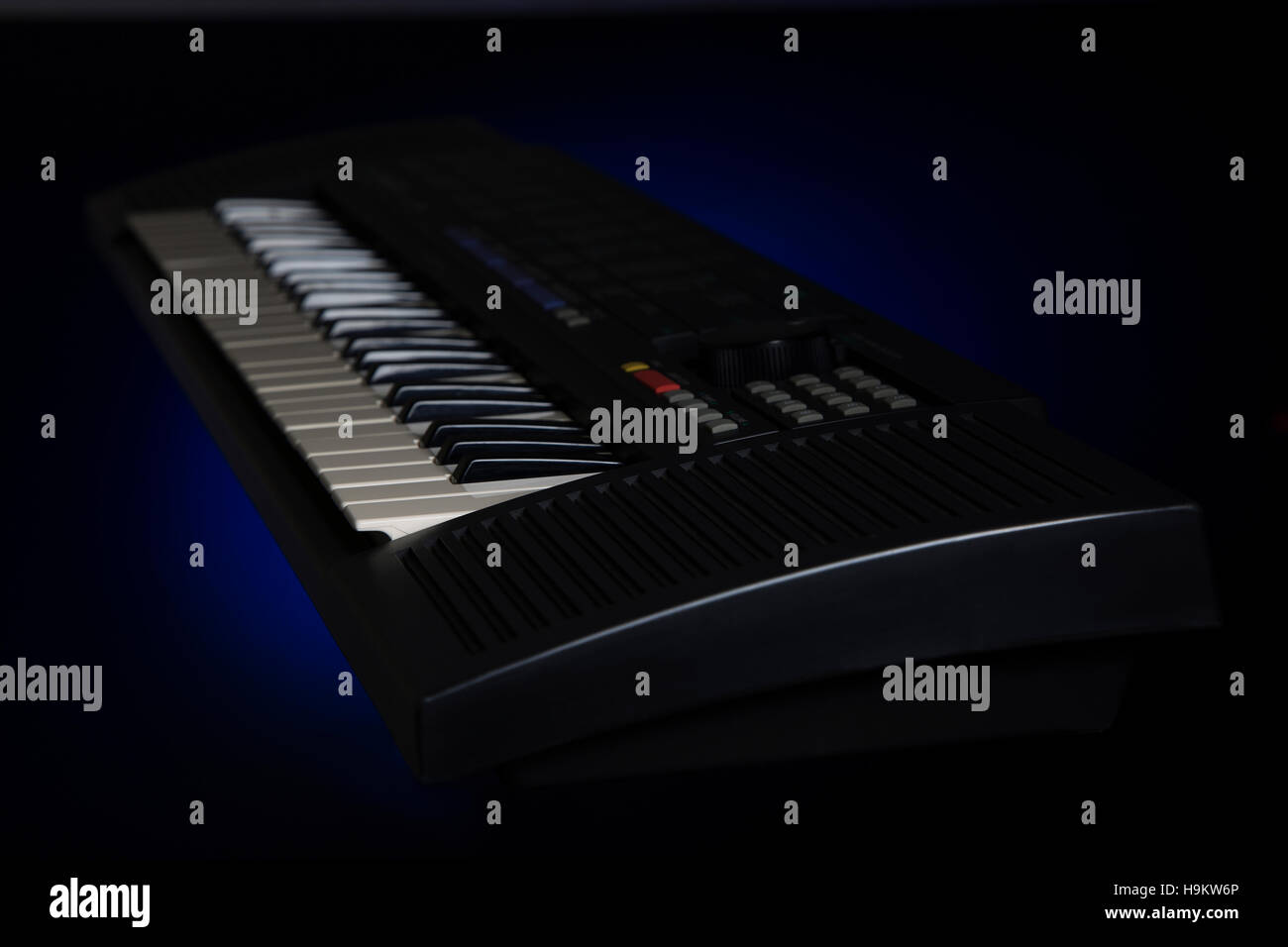 Porträt des e-Pianos in schwarzem Hintergrund Stockfoto