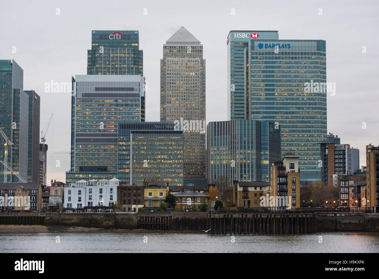 Gesamtansicht der Canary Wharf in London, zeigt das Hauptquartier der HSBC und Barclays Bank. Die Banken sind unter mehreren gemunkelt, planen einen Umzug nach Frankfurt am Main nach der britischen Entscheidung der Europäischen Union zu verlassen. PRESSEVERBAND Foto. Bild Datum: Mittwoch, 23. November 2016. Bildnachweis sollte lauten: Matt Crossick/PA Wire Stockfoto