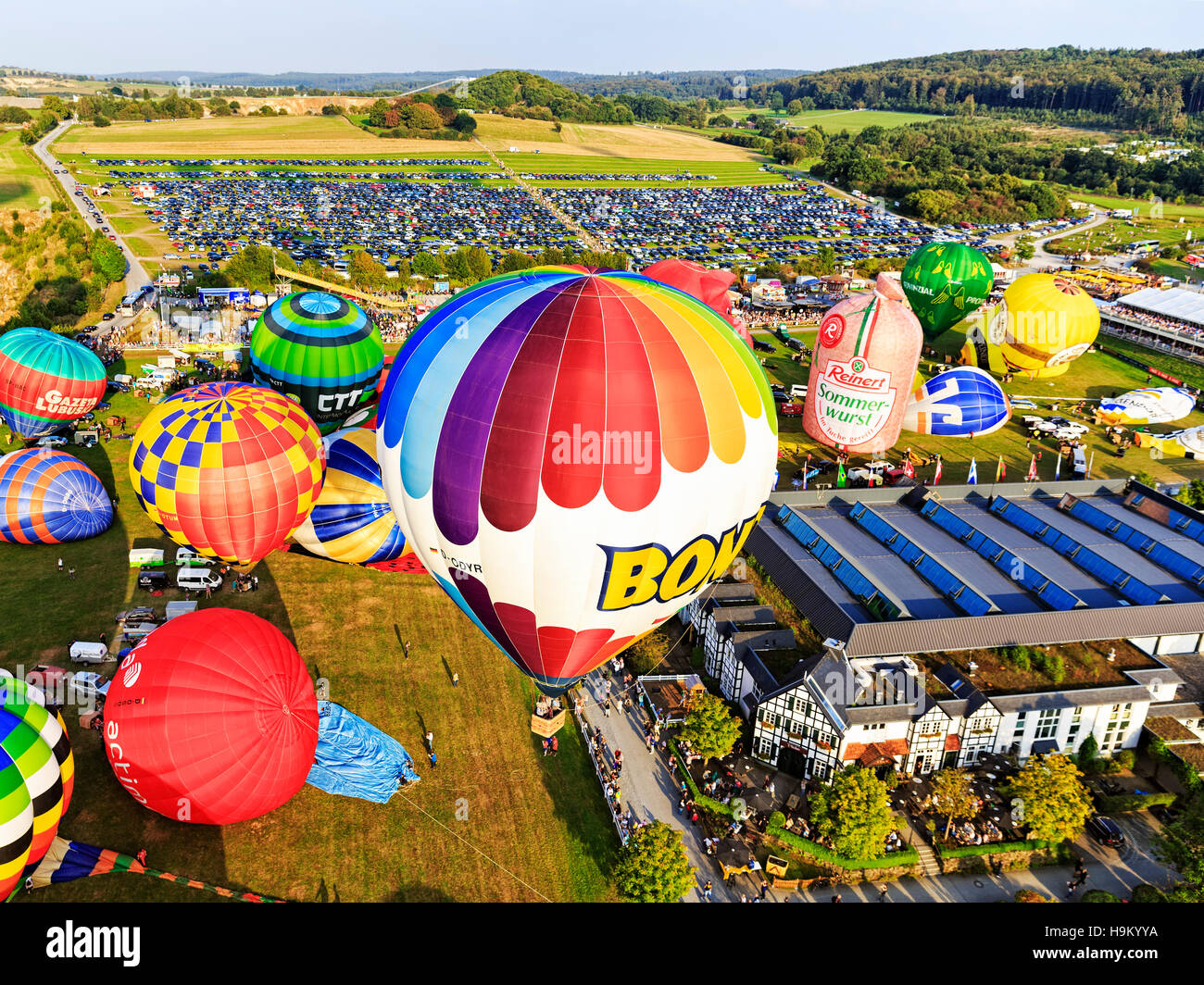 Verschiedene bunte Heißluftballons steigen in die Luft, Heißluft-Ballon-Festival, 26. internationale Warsteiner Montgolfiade Stockfoto