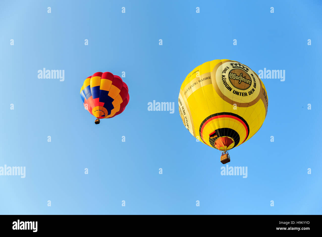 Zwei Heißluftballons in die Luft steigt, Hot Air balloon Festival, 26. internationale Warsteiner Montgolfiade, Warstein Stockfoto