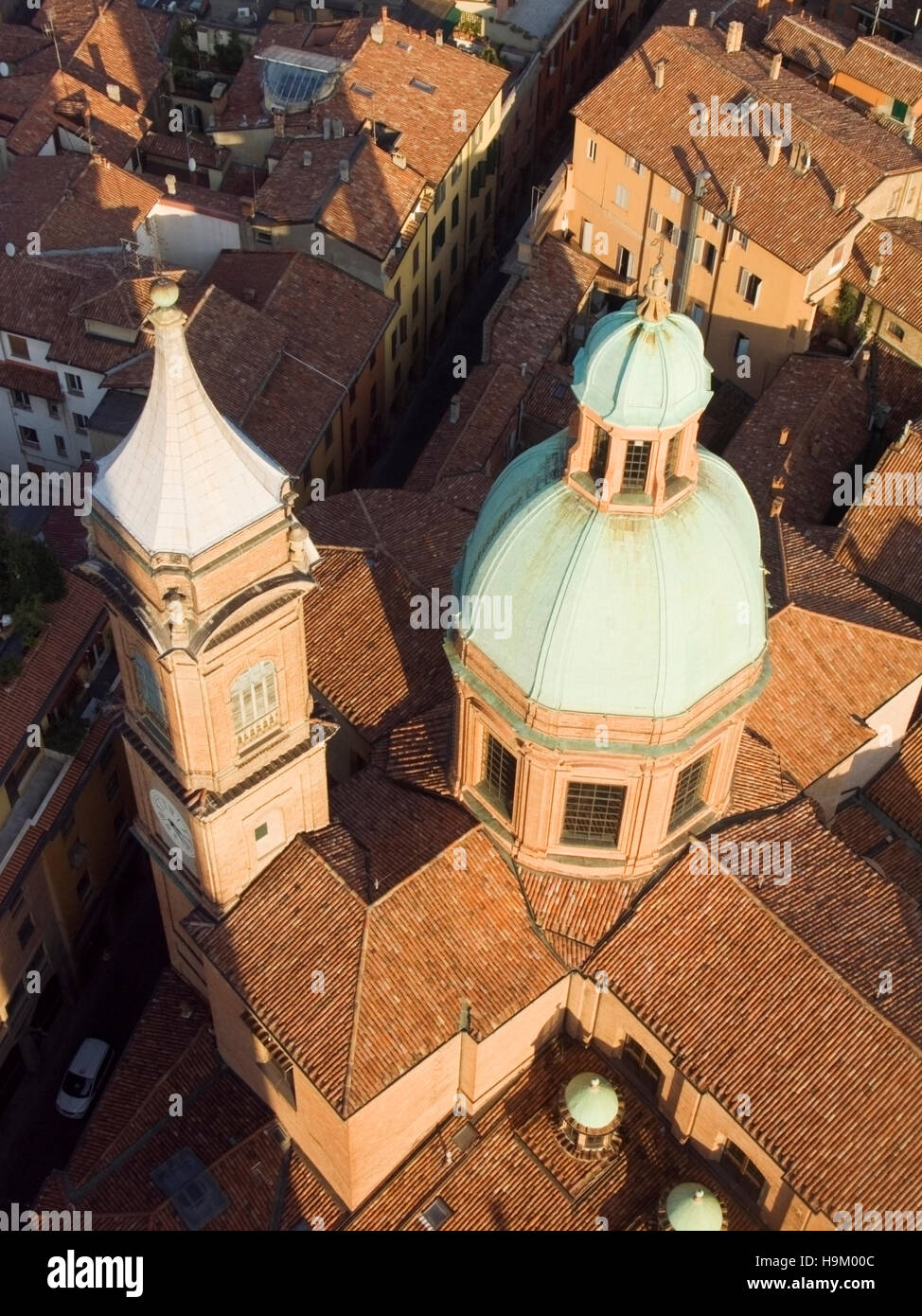 Die Kuppel von San Bartolomeo, gesehen vom oberen Rand der Asinelli Turm Bologna Emilia Romagna Italien Stockfoto