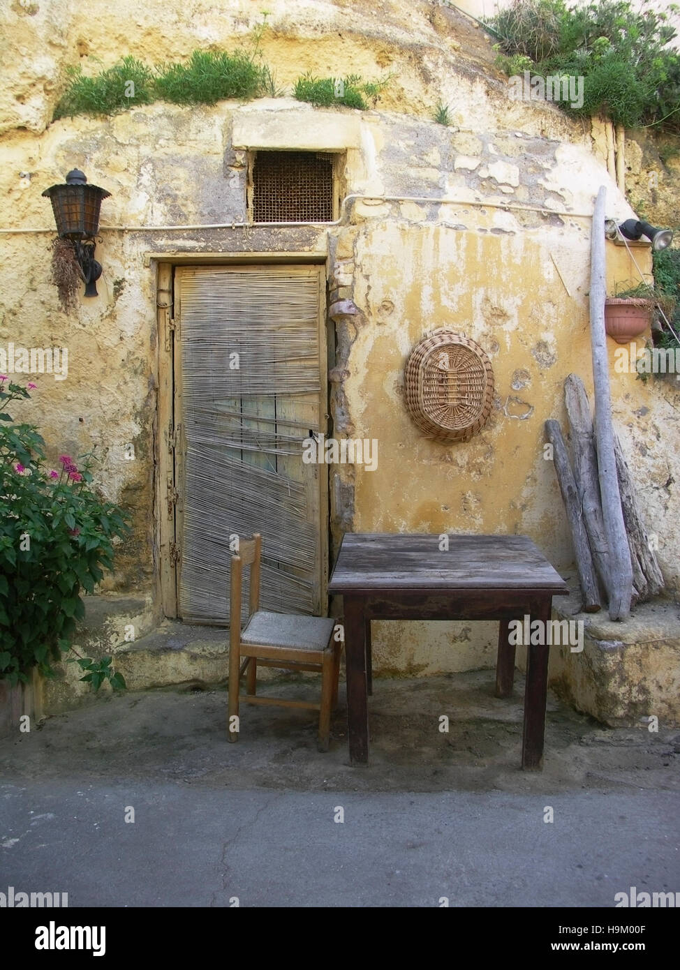 Tisch und ein Stuhl in Ventotene, Insel in Italien, Pontine Kette, mediterranen Meer, Kampanien, Latium, Italien, EU Stockfoto