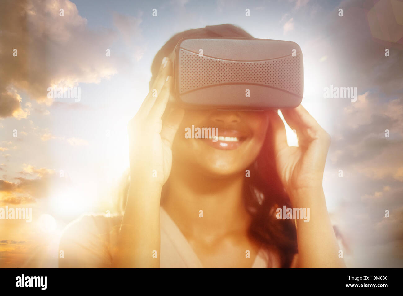 Geschäftsfrau mit virtuellen 3d Brille Stockfoto