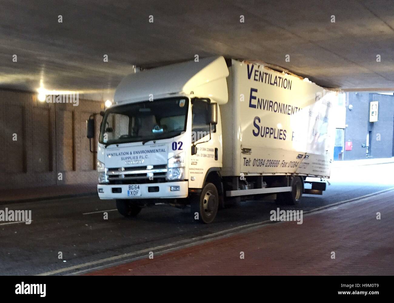 Ein Lastwagen gefangen beim Versuch, eine 9 ft 3in verhandeln Unterführung in Birminghams Dale Ende, einem berüchtigten Unfall Sternrußtau geworden. Stockfoto