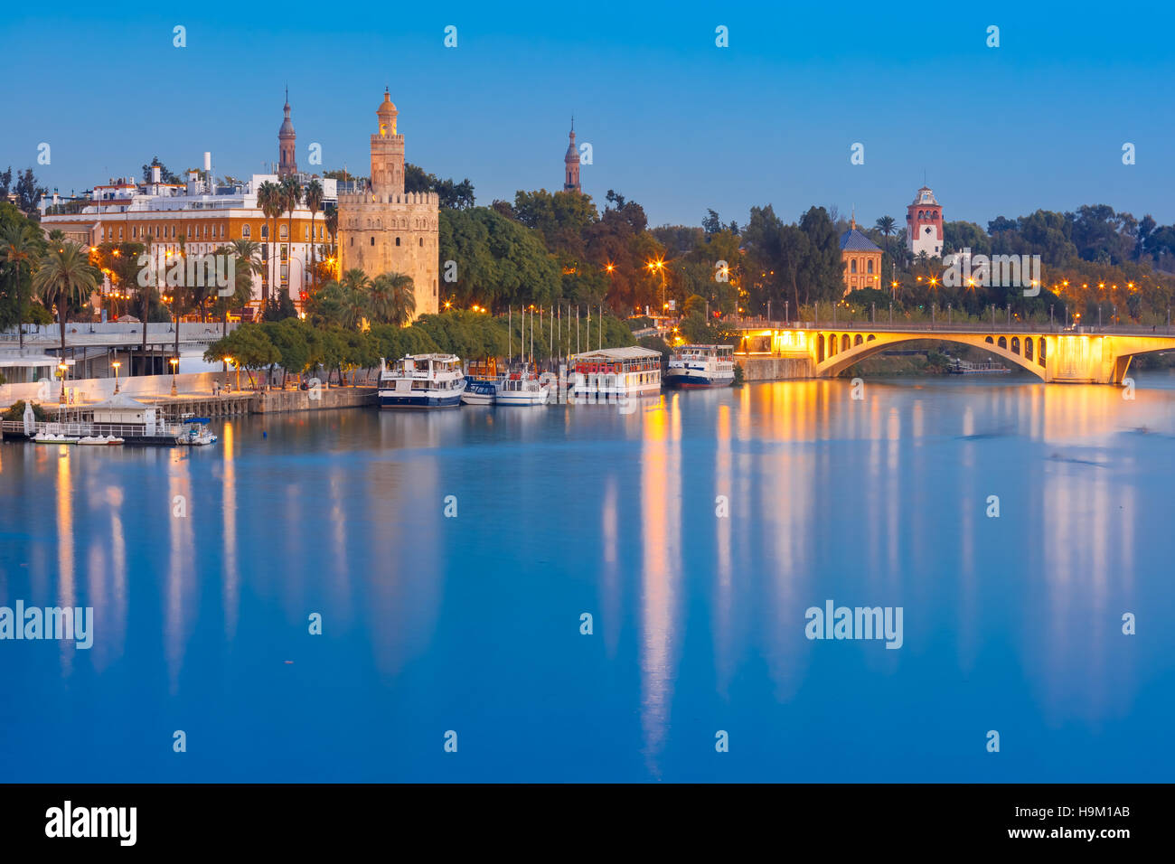 Torre del Oro in der Nacht in Sevilla, Spanien Stockfoto