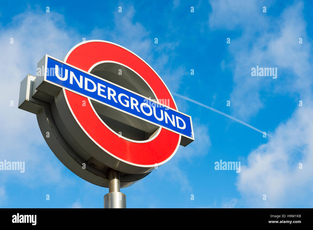 LONDON - 14. November 2016: Klassische Londoner U-Bahn Rondell Zeichen, ein Symbol der Manager Frank Pick in den 1900er Jahren gutgeschrieben. Stockfoto