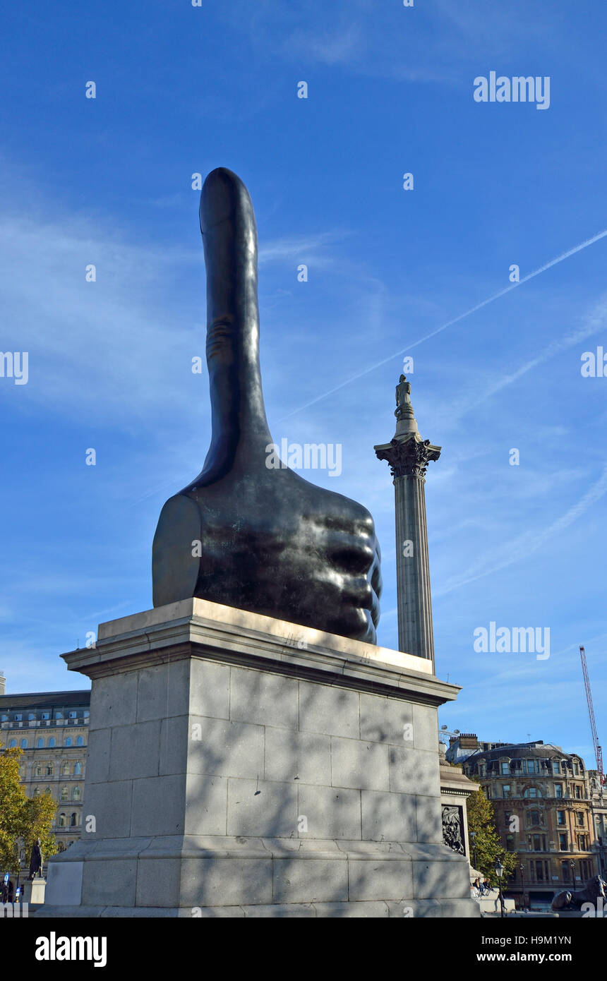 London, England, Vereinigtes Königreich. Trafalgar Square vierten Sockel: "Wirklich gute" (von David Shrigley - 7m hohe Skulptur einer Hand geben einen Daumen nach oben November 2016 Stockfoto